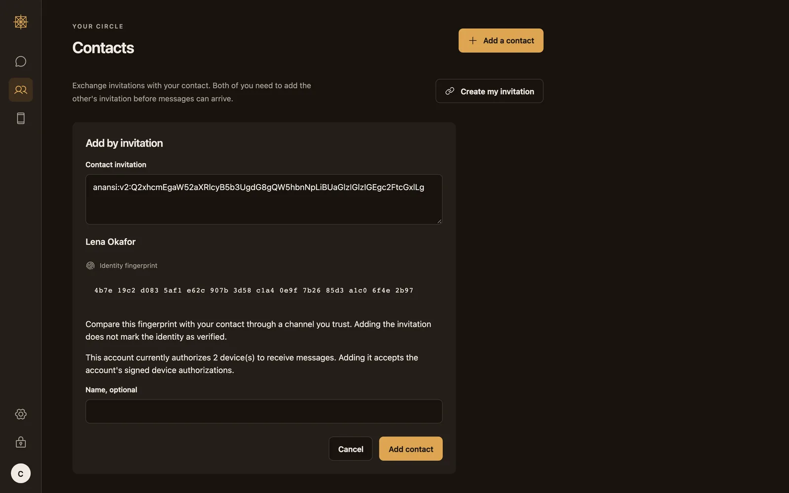 A página de contatos com um convite em análise: o nome do contato, uma impressão digital longa, um aviso para compará-la por um canal confiável e quantos aparelhos a conta autoriza.