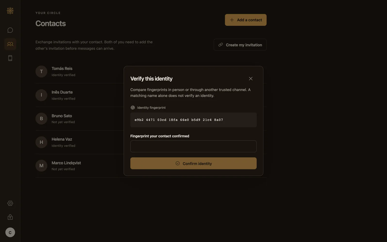 Uma janela Verify this identity sobre a lista de contatos, com uma impressão digital e um campo para a impressão que o contato confirmou; alguns contatos aparecem como verificados e outros ainda não.