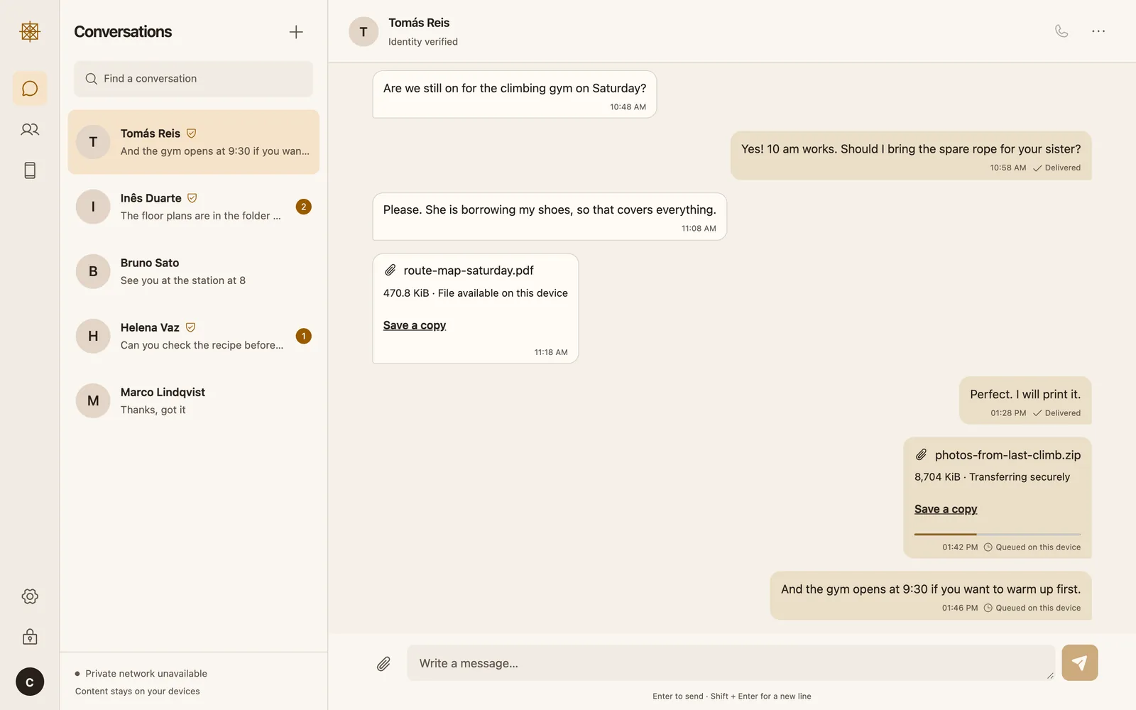 A janela do ANANSI no computador, em tema claro: cinco conversas à esquerda e, aberta, a conversa com Tomás Reis, com mensagens entregues, um PDF recebido, um arquivo zip sendo transferido e uma mensagem marcada como na fila deste aparelho.