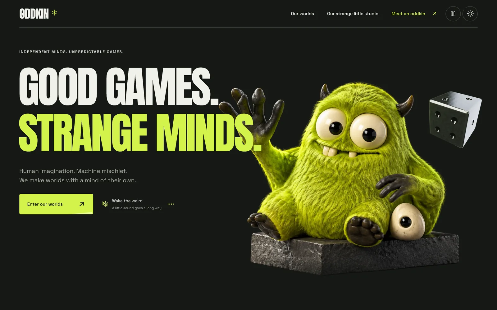 Página escura com o título GOOD GAMES. STRANGE MINDS. em branco e verde ácido à esquerda, uma criatura verde peluda de olhos enormes acenando sobre um bloco de grafite à direita e um dado preto flutuando ao lado dela.