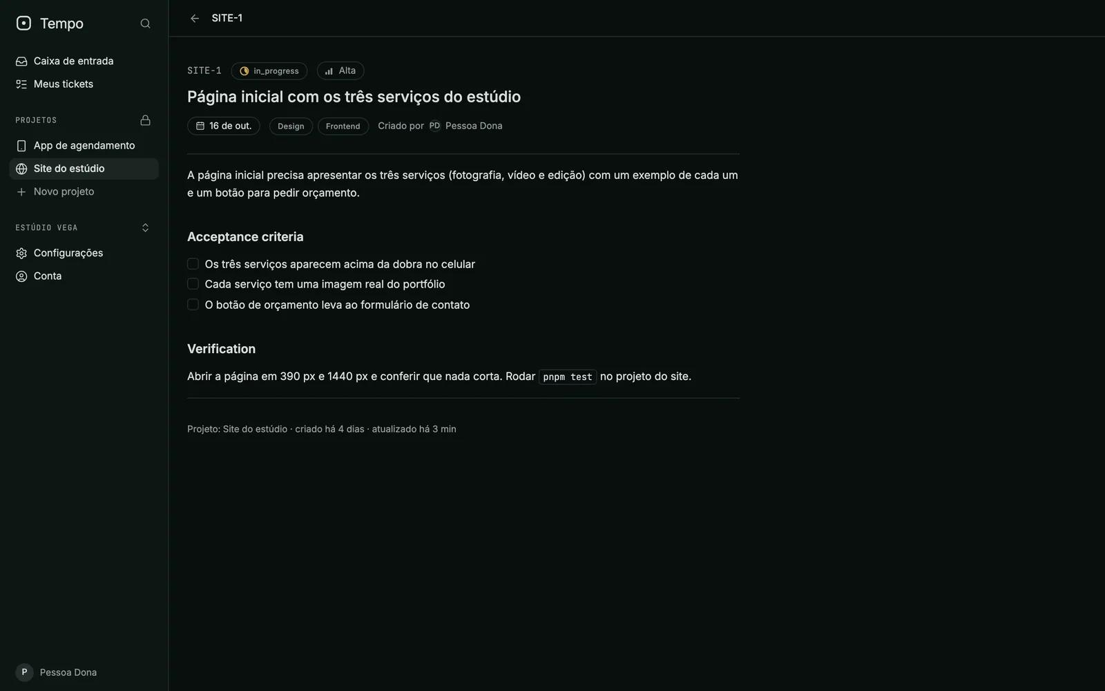 A página completa do ticket SITE-1, Página inicial com os três serviços do estúdio: estado in_progress, prioridade Alta, prazo, etiquetas Design e Frontend, a descrição, uma lista Acceptance criteria com três itens e um parágrafo Verification que inclui o comando pnpm test.