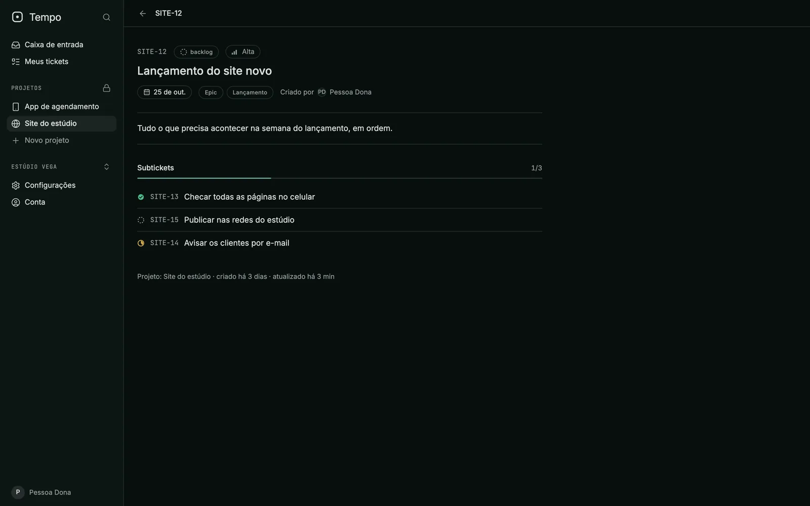 O épico SITE-12, Lançamento do site novo, com as etiquetas Epic e Lançamento e uma seção Subtickets listando três tickets filhos, um marcado como concluído, com o progresso 1/3.