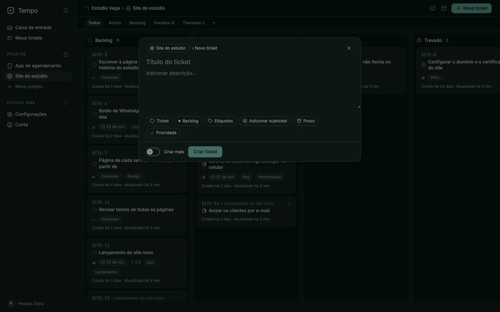 O diálogo de novo ticket sobre o quadro: campos de título e descrição, botões para o tipo do ticket, a coluna Backlog, etiquetas, adicionar subticket, prazo e prioridade, um interruptor Criar mais e o botão Criar ticket.
